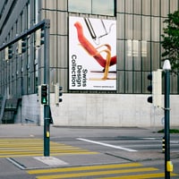 Städtische Strasse mit Plakat der Swiss Design Collection an Gebäude.