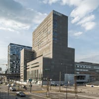 Ansicht eines grossen Bürogebäudes in einer Stadtlandschaft