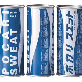 Drei Dosen Pocari Sweat mit blauer und weisser Verpackung.