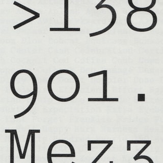 Schwarzer Text auf grauem Hintergrund mit Zahlen und Buchstaben.