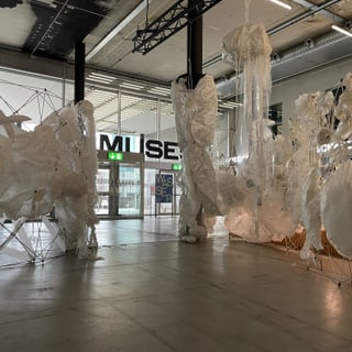Kunstinstallation mit weissen Strukturen im Museumseingang.