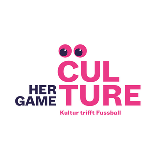 Her Game Culture-Logo mit Slogan 'Kultur trifft Fussball'.