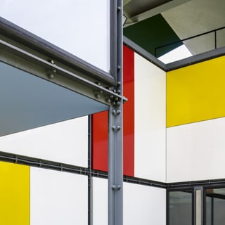 Moderner geometrischer Bau mit bunten Platten.