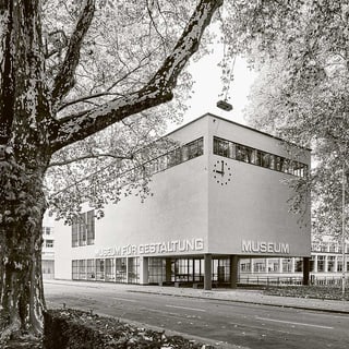 Aussenansicht des Museum für Gestaltung Zürich in schwarz-weiss.