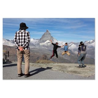 Menschen springen vor dem Matterhorn.