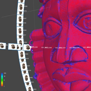 3D-Modell eines Gesichts in rot und blau mit Fotoreferenzen.