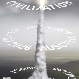 Raketenvorstart mit kreisförmigem Text im Himmel über Wald.