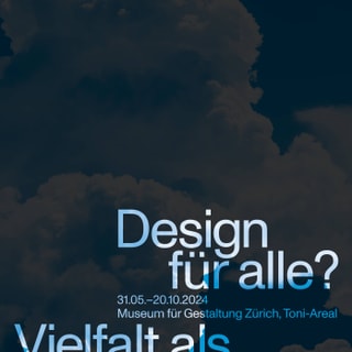 Poster mit Text zu Design-Ausstellung, Wolken im Hintergrund.