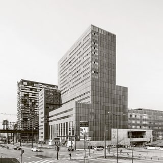 Schwarz-Weiss-Fotografie eines modernen Hochhauses in der Stadt.