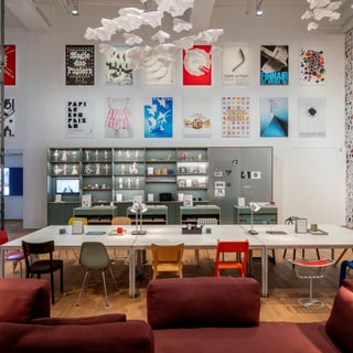 Modernes Zimmer mit bunter Wandkunst und Möbeln.