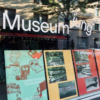 Schaufenster des Museum Jung mit Kunstplakaten.