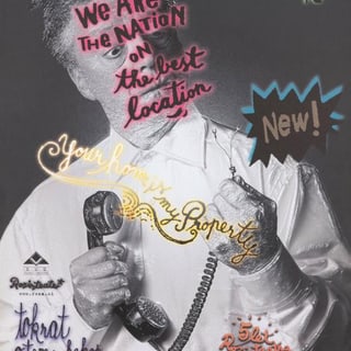 Schwarzweiss-Foto mit buntem Text und Telefonhörer hält Mann.