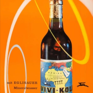 Flasche Vivi-Kola vor orangefarbenem Hintergrund.