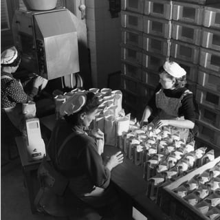 Frauen verpacken Milch in einer Fabrik.