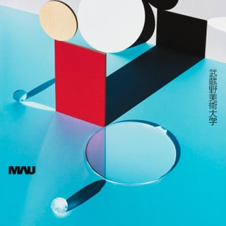 Geometrische Formen auf blauem Hintergrund, Musashino Kunstuniversität-Text.