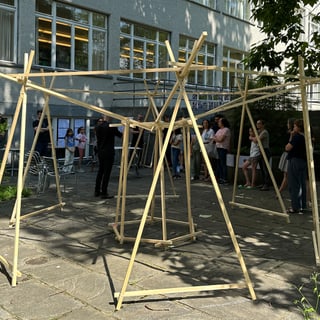 Holzelement im Senkgarten des Museums.