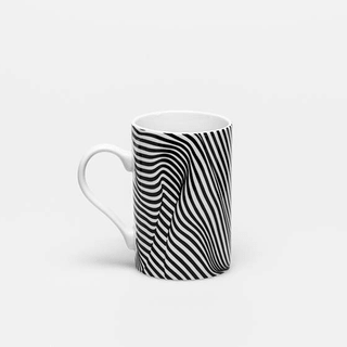 Weisse Tasse mit schwarz-weissem Zebra-Streifenmuster.