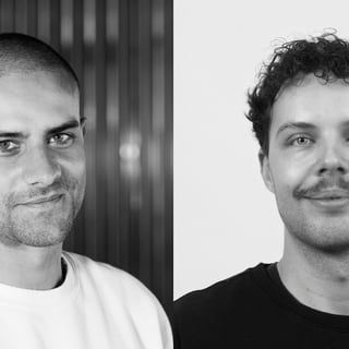 Zwei Männer in Porträtansicht, schwarz-weiss Foto.