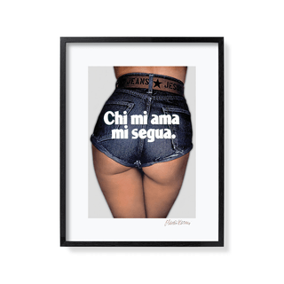 Gerahmtes Bild von Jeansshorts mit Text in Italienisch.",