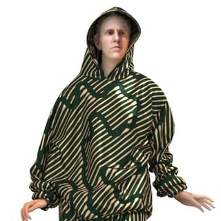 Person in gestreiftem Kapuzenpullover mit Muster.