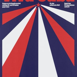 Plakat mit der Aufschrift \'Viva Cuba\' in Rot, Weiss und Blau mit Stern.