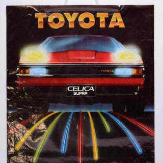 Toyota Celica Supra Poster mit bunten Lichtstreifen.