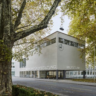 Museum für Gestaltung mit Bäumen im Vordergrund.