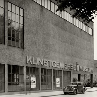 Kunstgewerbemuseum mit Auto davor.