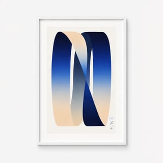 Abstraktes Kunstwerk in einem weissen Rahmen mit blauen und beigen Farbverläufen.