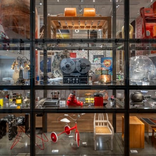 Moderne Objektausstellung hinter Glaswand.