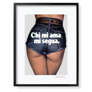 Rückansicht von Person in kurzen Jeans mit Text 'Chi mi ama mi segua.'