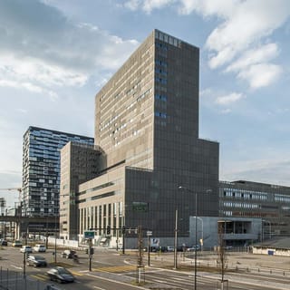 Ansicht eines grossen Bürogebäudes in einer Stadtlandschaft