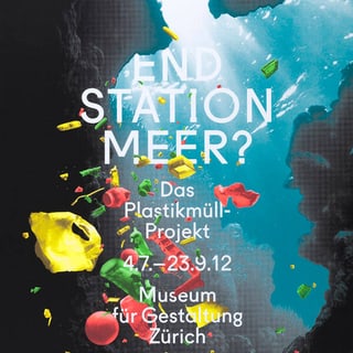 Unterwasserwelt mit Plastikabfall und Ausstellungstexten.