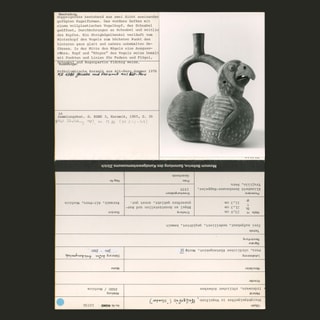 Schwarz-weisses Foto eines Keramikgefässes mit Vögelmotiv, umgeben von handgeschriebenen Notizen und Formularen.