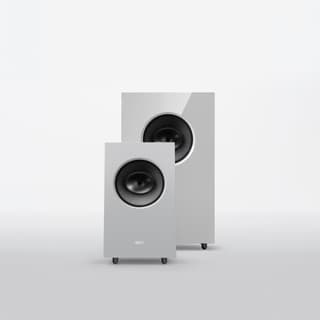 Zwei weisse Lautsprecher auf grauem Hintergrund.