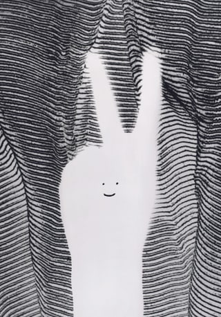 Abstrakte Kunst mit weissem, lächelndem Gesicht und Linienmuster.