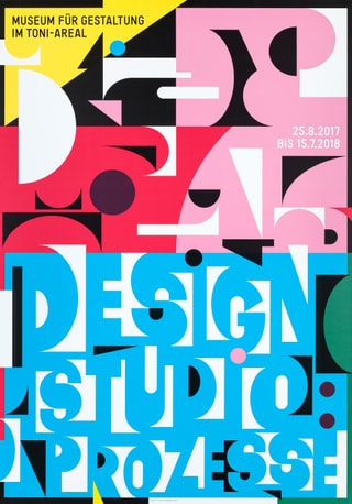 Plakat mit bunten Buchstaben, Ausstellung im Museum für Gestaltung Toni-Areal.