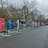Reihe von Plakaten auf der Strasse bei bewölktem Himmel.