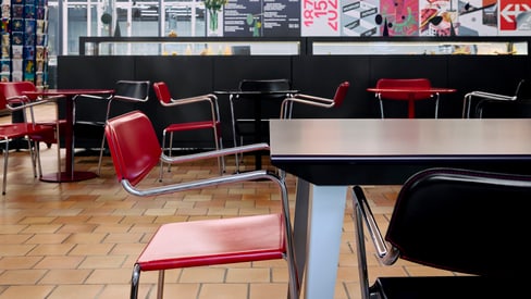 Café mit roten und schwarzen Stühlen, Bilder an der Wand.