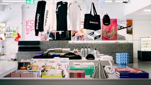 Innenansicht eines modernen Laden mit Kleidung und Büchern.