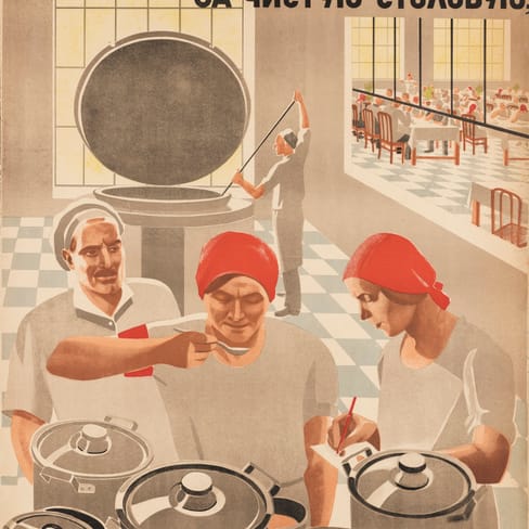 Drei Personen in einer Küche mit Kochtöpfen.