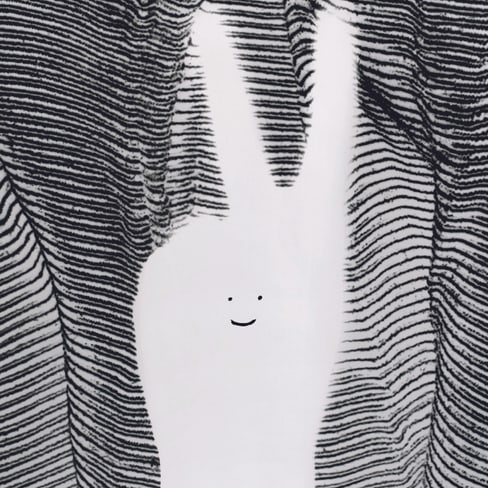 Abstrakte Kunst mit weissem, lächelndem Gesicht und Linienmuster.