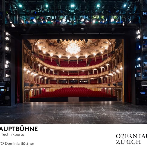 Blick von der Bühne auf das Opernhaus Zürich mit Publikumssitzen.