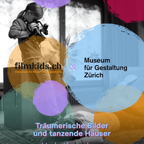 Kind mit Kamera in einem Raum umgeben von bunten Kreisen und Text.