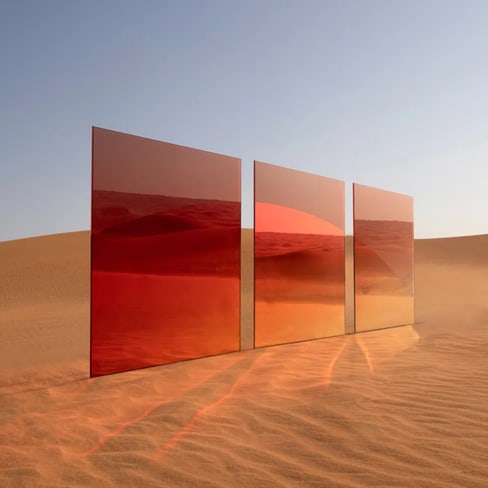 Drei rote Spiegel in der Wüste reflektieren Sanddünen.