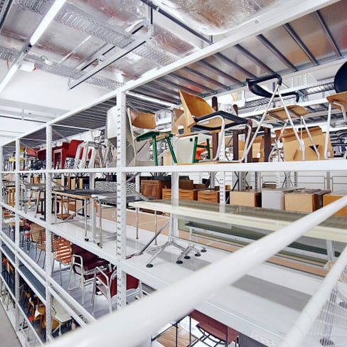 Lagerregale voller Stühle und Möbel im Schaudepot des Museum für Gestaltung Zürich beim Toni-Areal.