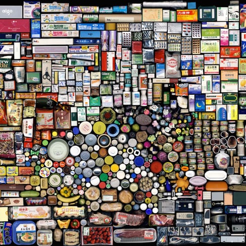 Vielfalt von Lebensmittelverpackungen und Haushaltsgegenstände sortiert.