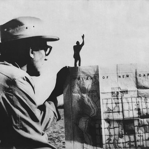 Mann mit Hut betrachtet Karte im Freien.