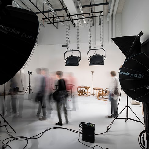 Fotostudio mit verwischten Figuren und Beleuchtungsausrüstung