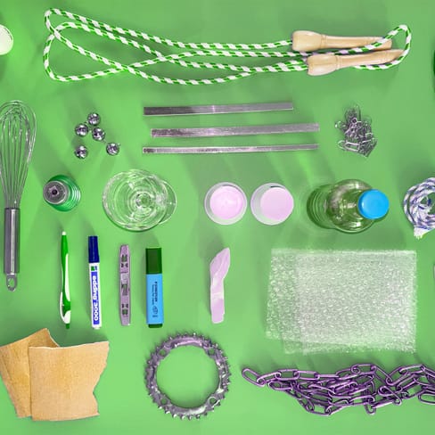 Verschiedene Objekte auf grünem Hintergrund angeordnet.